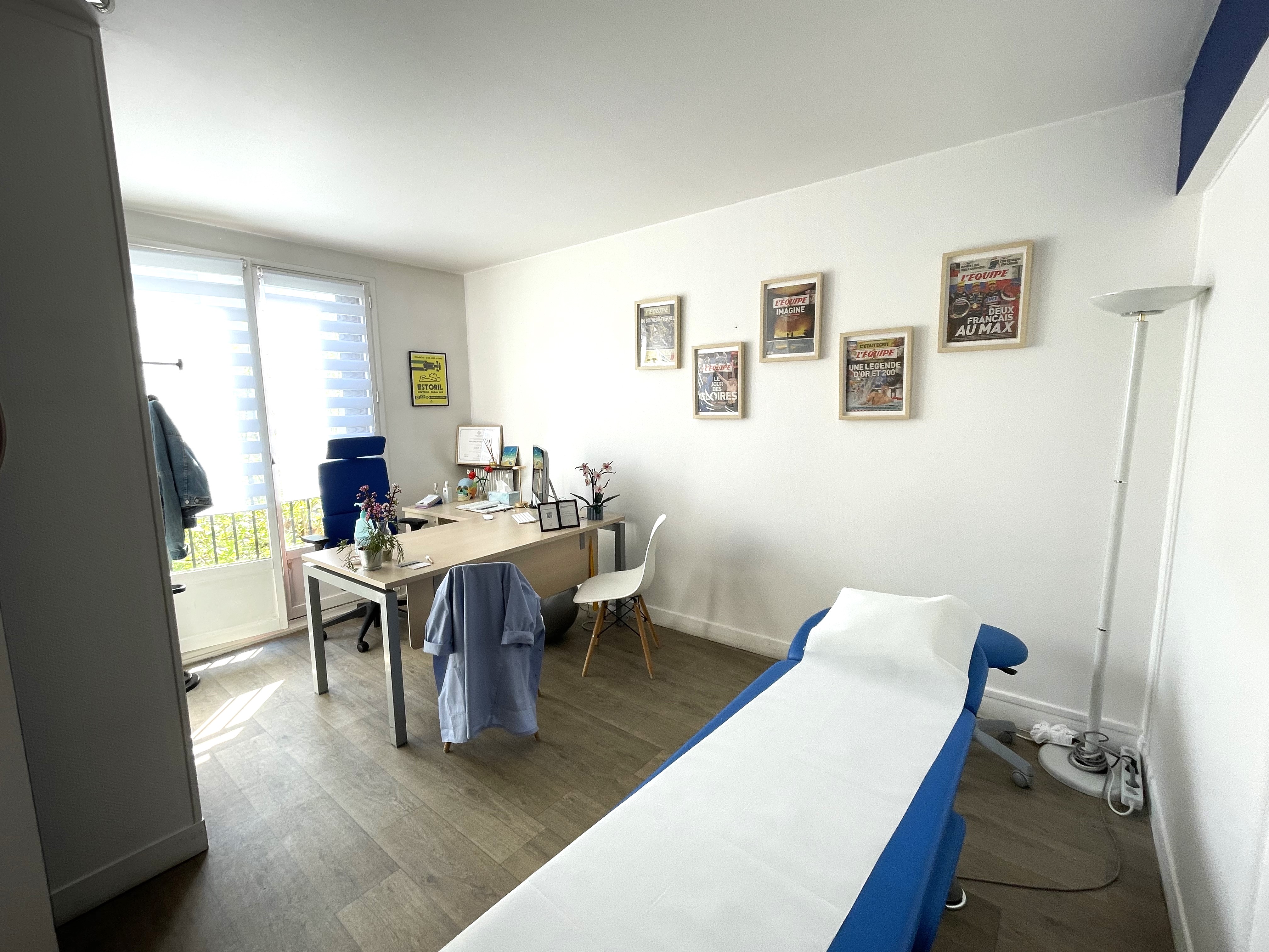 Cabinet d'ostéopathie - Salle de traitement avec table d'examen 1
