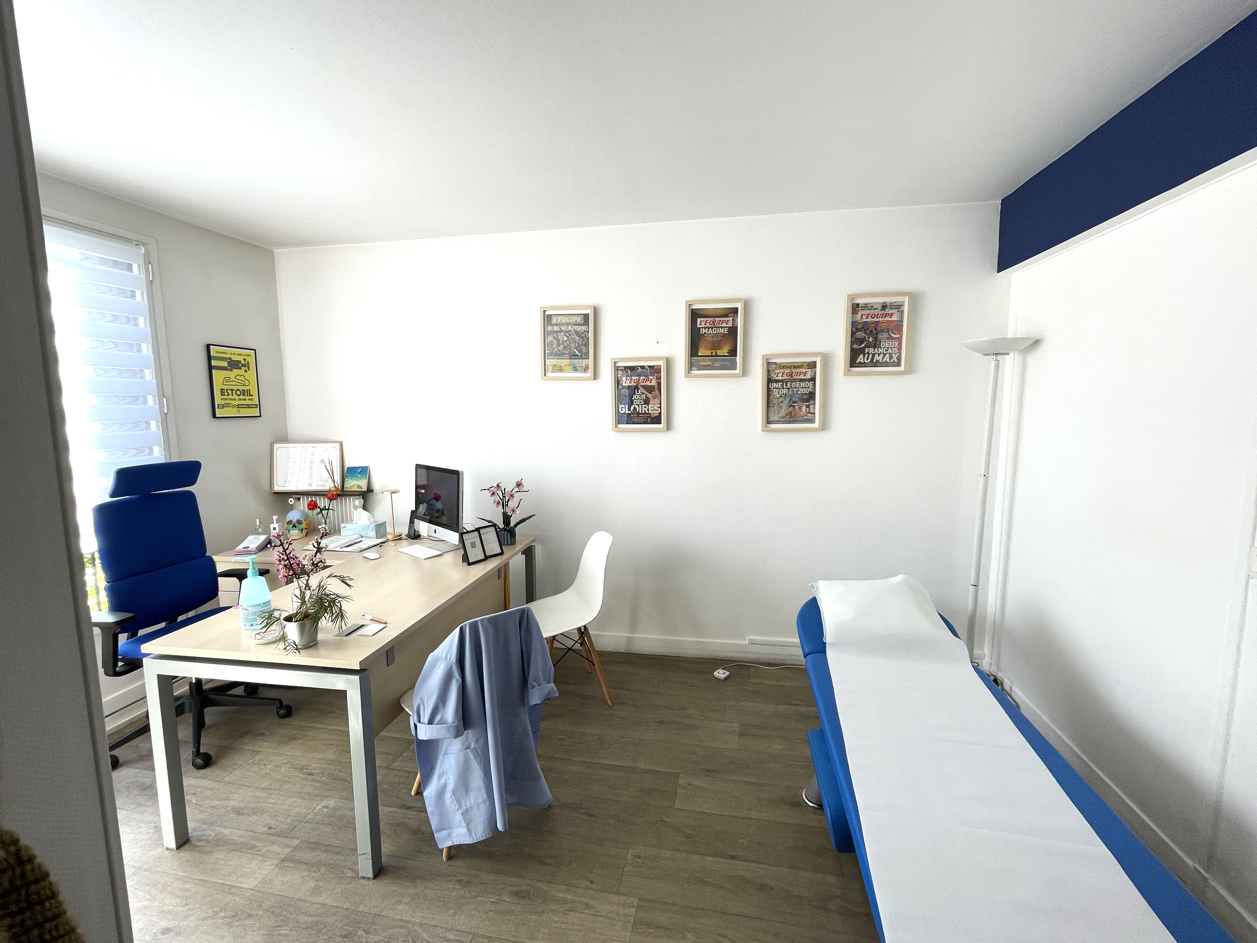 Cabinet d'ostéopathie - Salle de traitement avec table d'examen 2